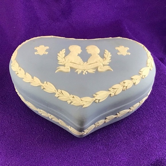 Wedgwood Jasperware Royal Wedding Trinket Box
Prince Charles Lady Diana 1981 - Picture 3 of 5